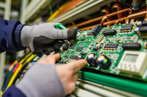 Composants électroniques montés sur une carte de circuit imprimé pour système de climatisation